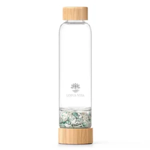 Trinken aus Glasflasche mit Edelsteinen