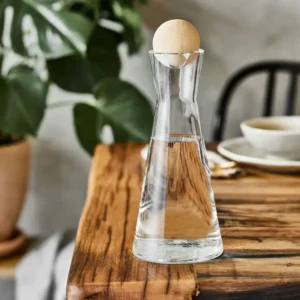 Formschöne Karaffe aus Glas mit Kugel Arvenholzdeckel