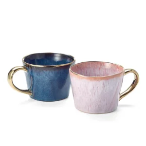 tassen mit goldenem henkel