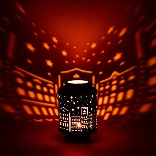 Elegante Laterne aus rotem Metall mit Stadtmotiv & Sternen "Urban-Celina" – Bild 2